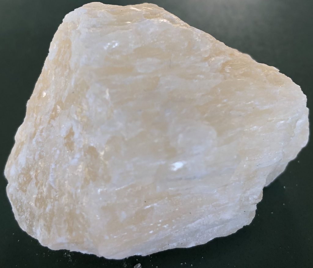 Questa foto ha lo scopo di illustrare la calcite cioè la pietra che viene descritta nel testo del blog 